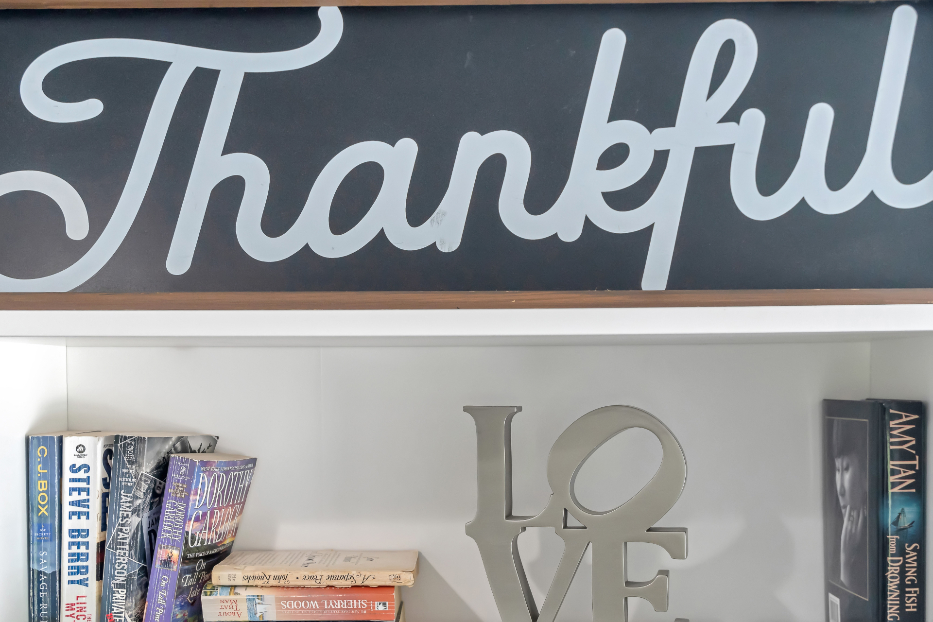 Bookshelf with Thankful sign in a common area at The Garden at Ibis